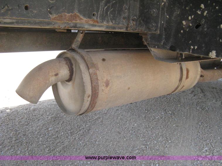 image for item B8167 1999 Ford F800 flatbed truck