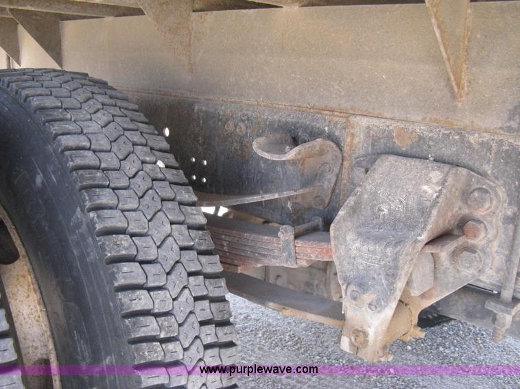 image for item B8167 1999 Ford F800 flatbed truck