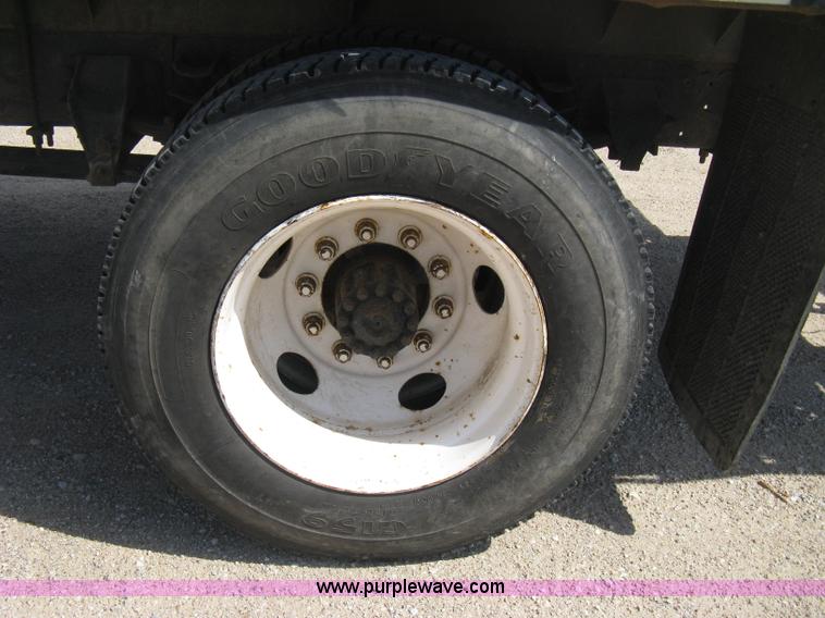 image for item B8167 1999 Ford F800 flatbed truck