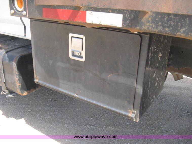 image for item B8167 1999 Ford F800 flatbed truck