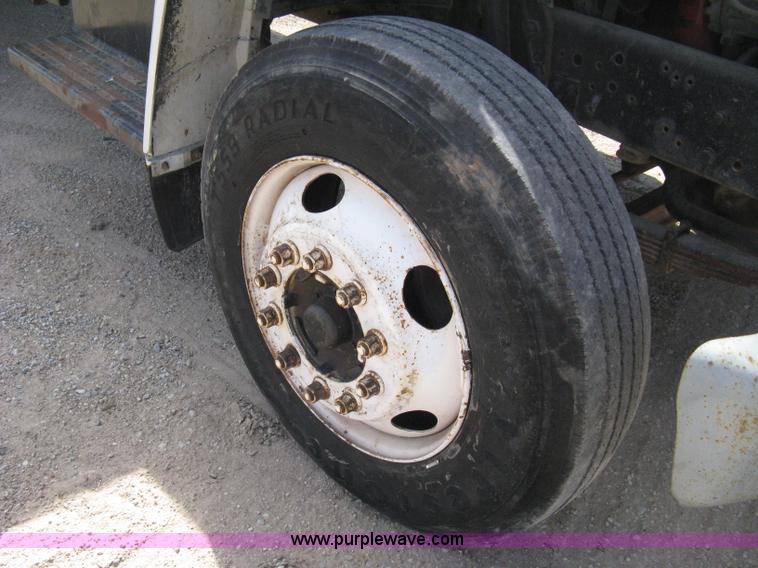 image for item B8167 1999 Ford F800 flatbed truck