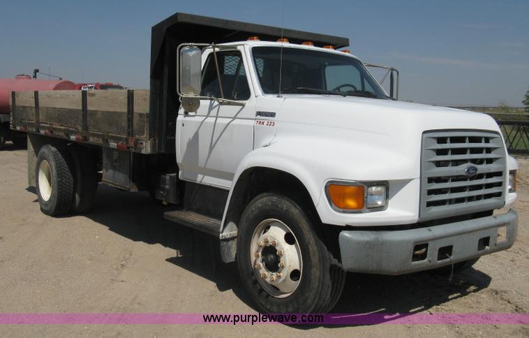 image for item B8168 1999 Ford F800 flatbed truck