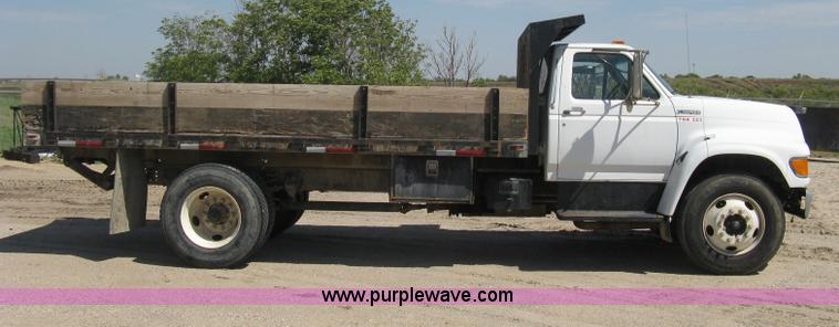 image for item B8168 1999 Ford F800 flatbed truck