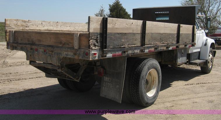 image for item B8168 1999 Ford F800 flatbed truck