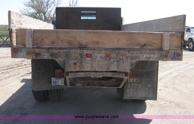 image for item B8168 1999 Ford F800 flatbed truck