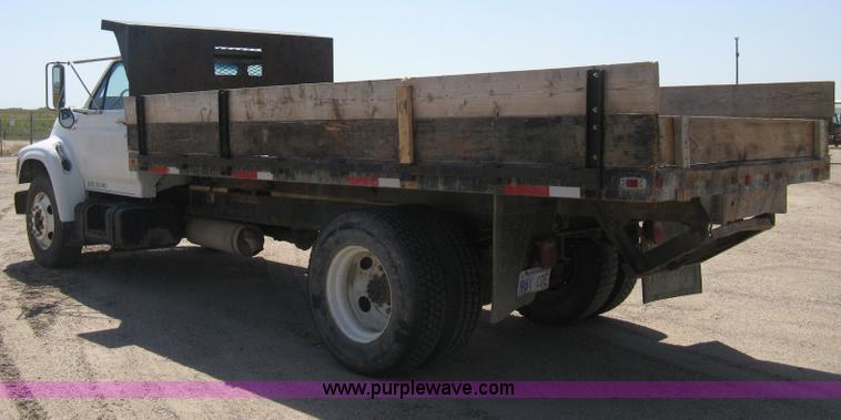 image for item B8168 1999 Ford F800 flatbed truck