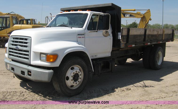 image for item B8168 1999 Ford F800 flatbed truck