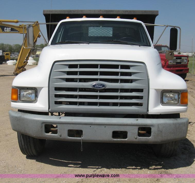 image for item B8168 1999 Ford F800 flatbed truck