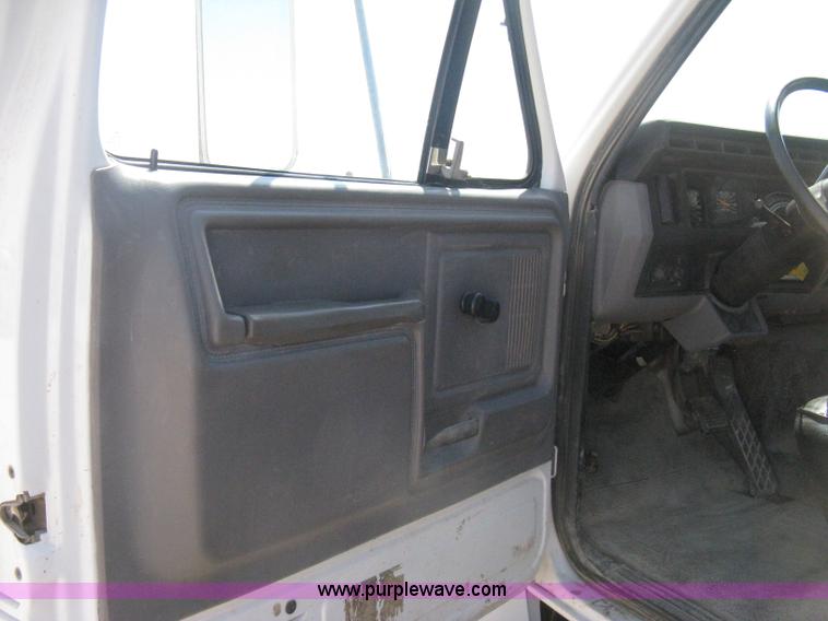 image for item B8168 1999 Ford F800 flatbed truck