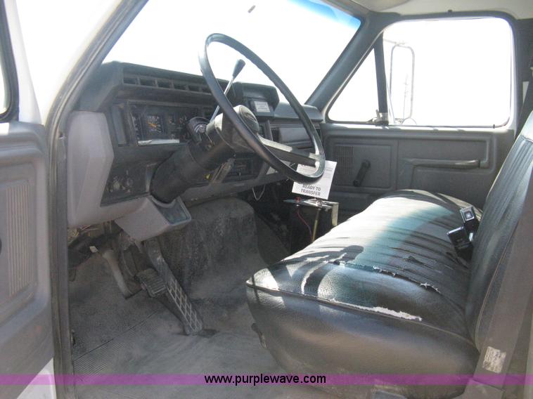 image for item B8168 1999 Ford F800 flatbed truck