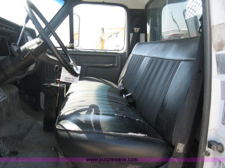 image for item B8168 1999 Ford F800 flatbed truck