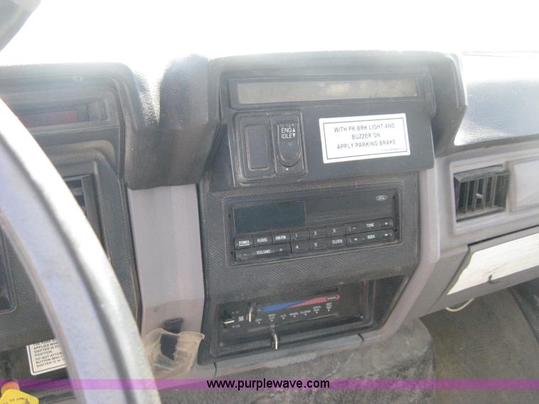 image for item B8168 1999 Ford F800 flatbed truck