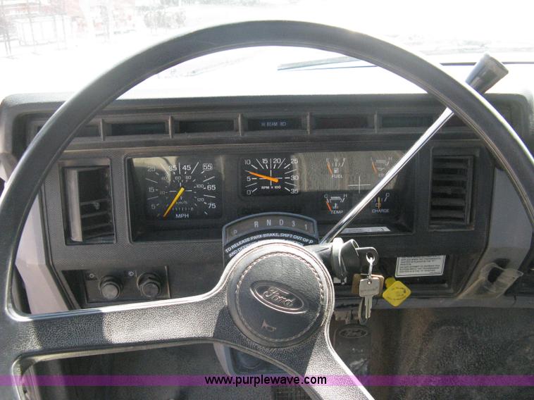 image for item B8168 1999 Ford F800 flatbed truck