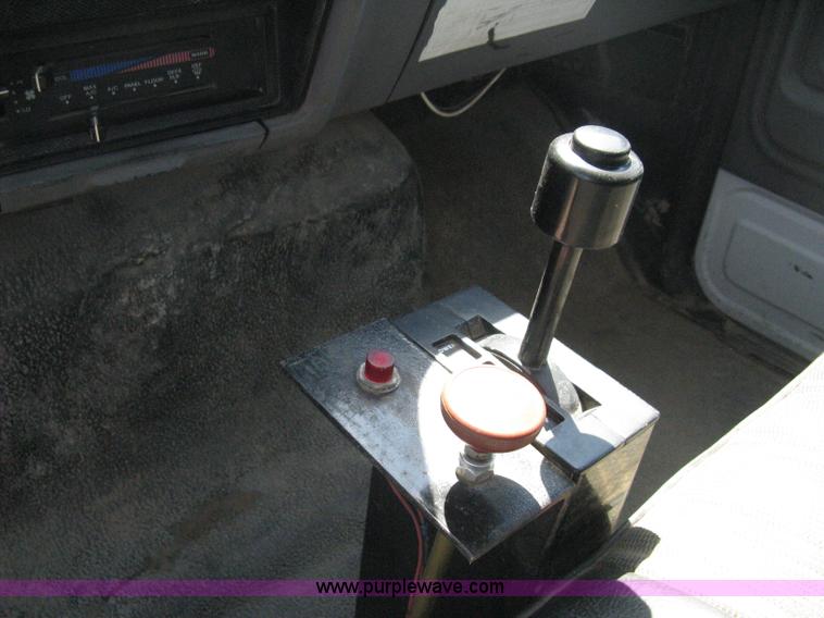 image for item B8168 1999 Ford F800 flatbed truck