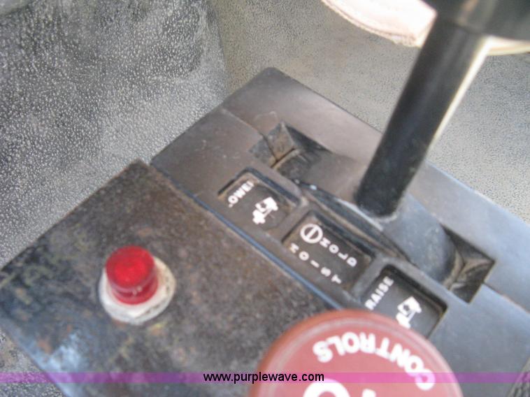 image for item B8168 1999 Ford F800 flatbed truck