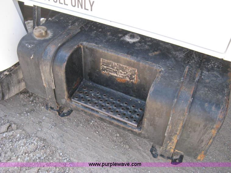 image for item B8168 1999 Ford F800 flatbed truck