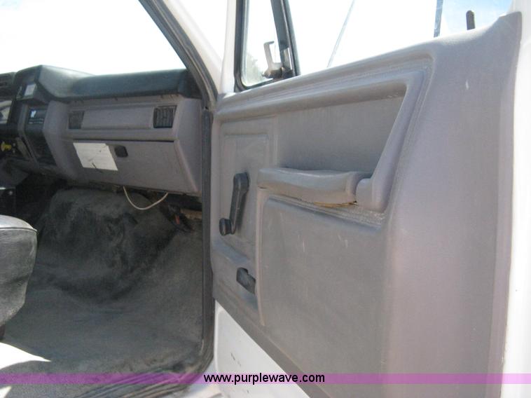 image for item B8168 1999 Ford F800 flatbed truck