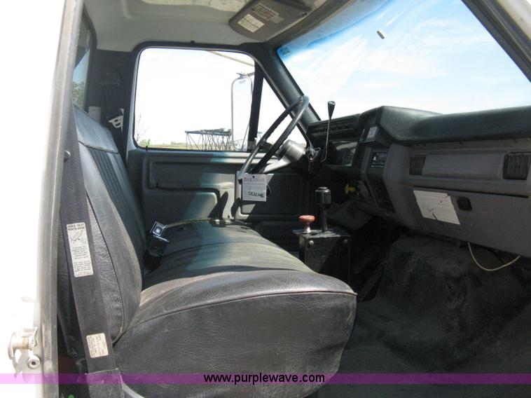 image for item B8168 1999 Ford F800 flatbed truck