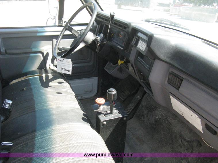 image for item B8168 1999 Ford F800 flatbed truck