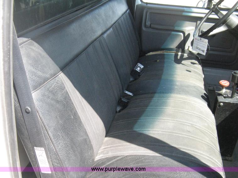 image for item B8168 1999 Ford F800 flatbed truck