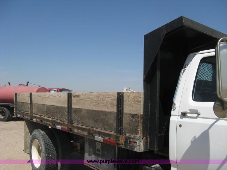 image for item B8168 1999 Ford F800 flatbed truck