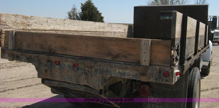 image for item B8168 1999 Ford F800 flatbed truck