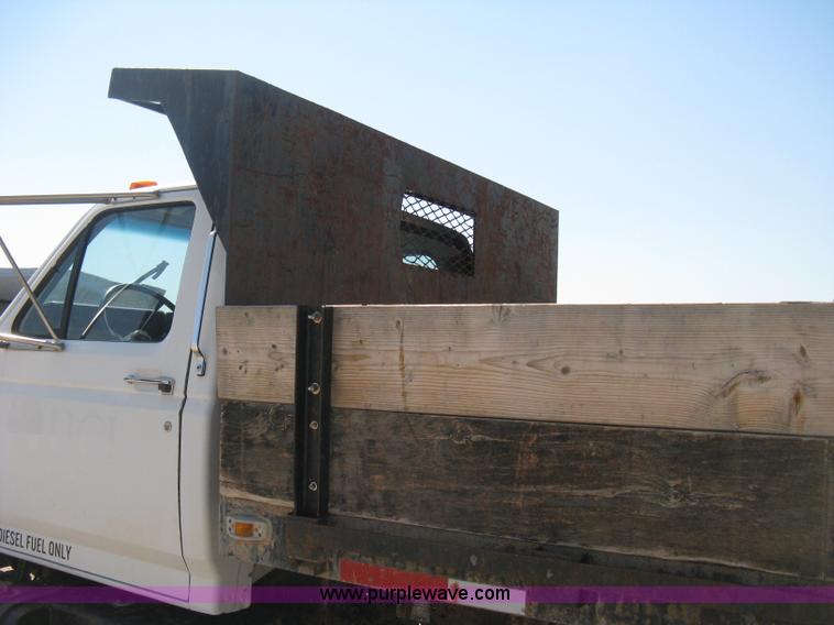 image for item B8168 1999 Ford F800 flatbed truck