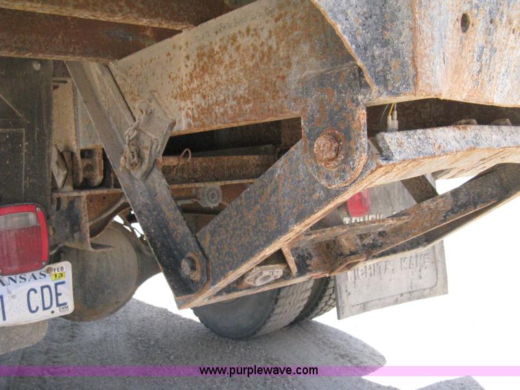 image for item B8168 1999 Ford F800 flatbed truck