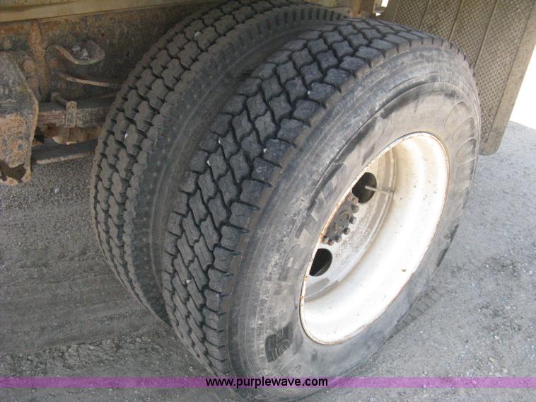 image for item B8168 1999 Ford F800 flatbed truck