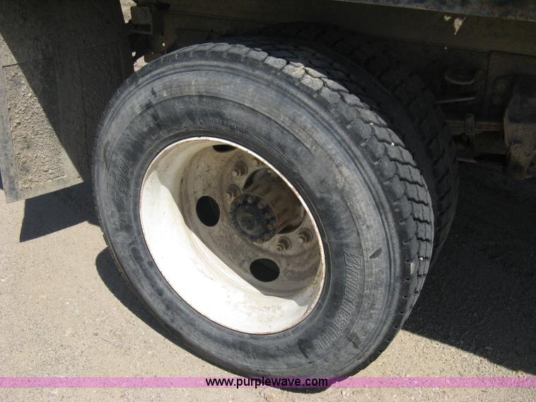 image for item B8168 1999 Ford F800 flatbed truck