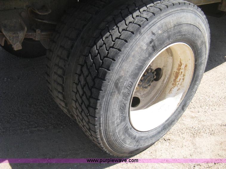 image for item B8168 1999 Ford F800 flatbed truck