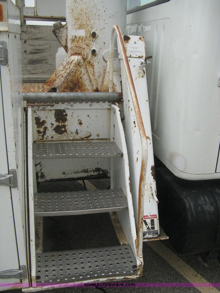 image for item B8172 1996 International 4700 Lo-Profile bucket truck