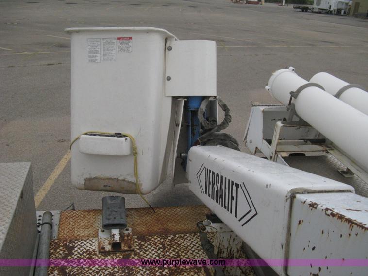 image for item B8172 1996 International 4700 Lo-Profile bucket truck