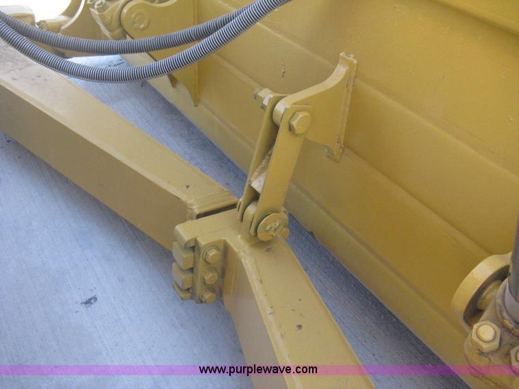 image for item B8200 1997 Caterpillar D6R XL dozer