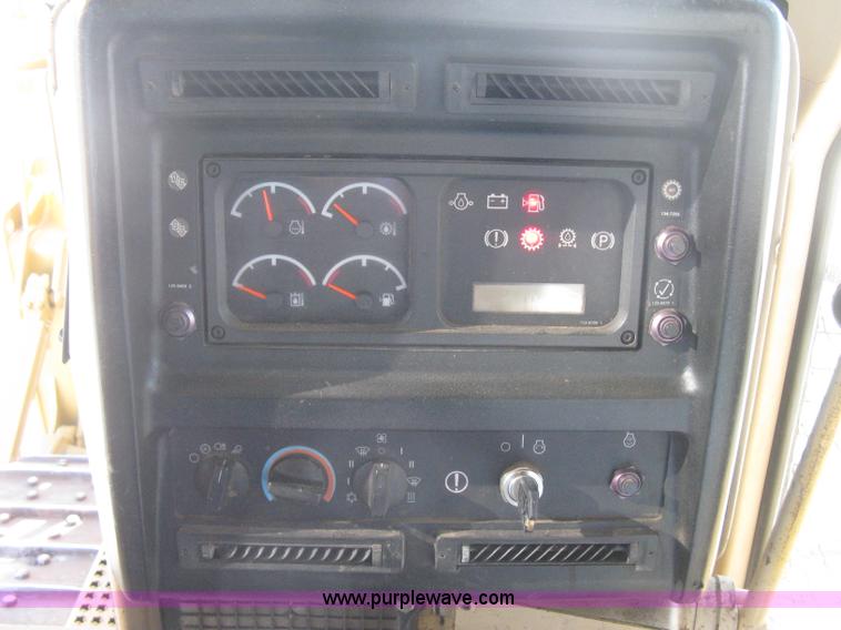 image for item B8200 1997 Caterpillar D6R XL dozer