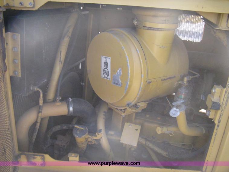 image for item B8200 1997 Caterpillar D6R XL dozer