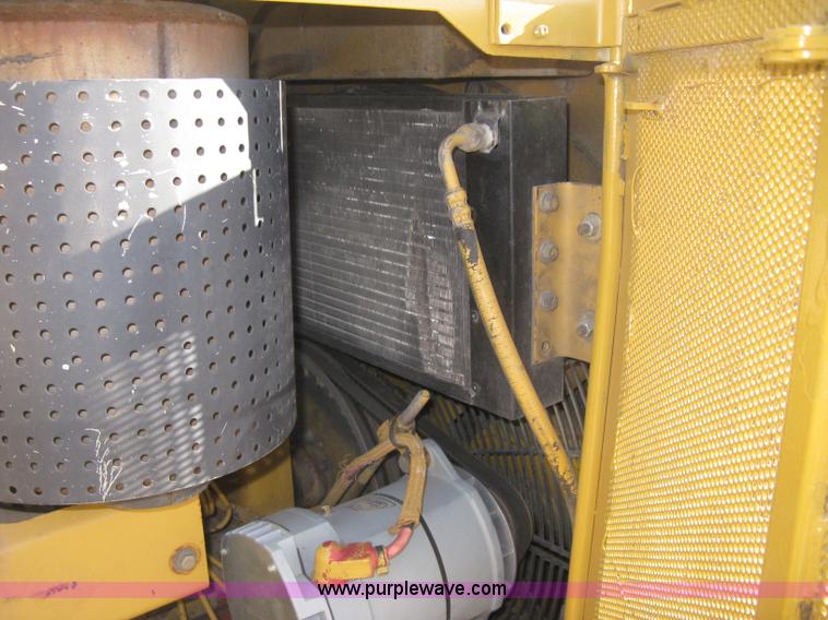 image for item B8200 1997 Caterpillar D6R XL dozer