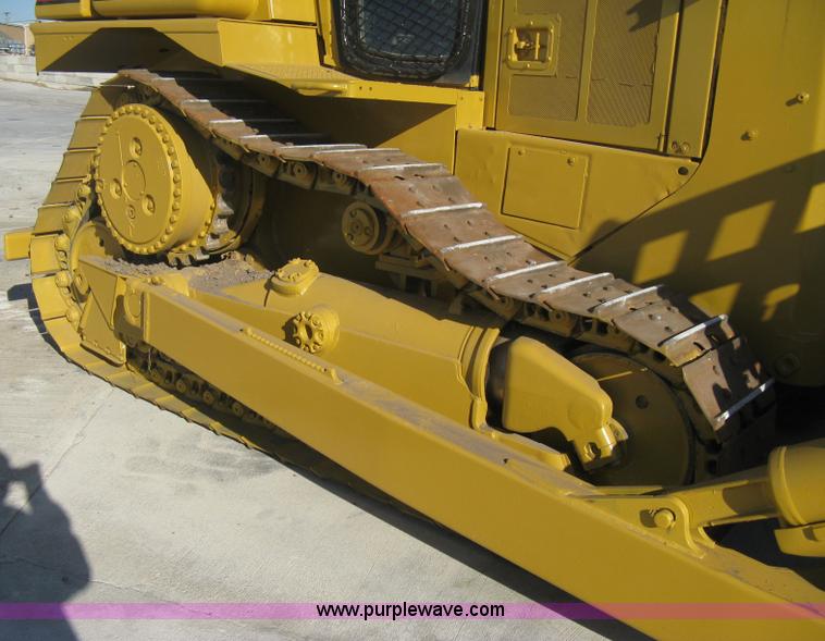 image for item B8200 1997 Caterpillar D6R XL dozer