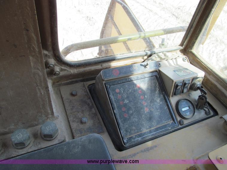 image for item E3528 1996 Caterpillar 963B track loader