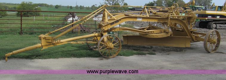 image for item E5551 Caterpillar pull type grader