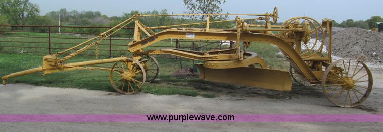 image for item E5551 Caterpillar pull type grader