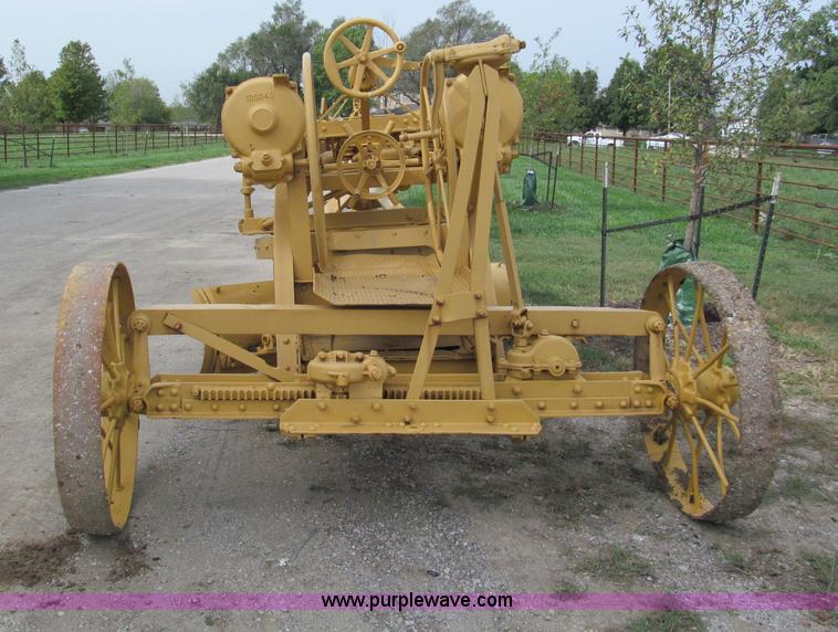 image for item E5551 Caterpillar pull type grader