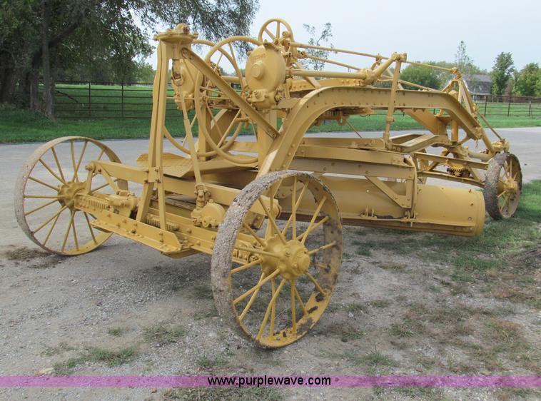 image for item E5551 Caterpillar pull type grader