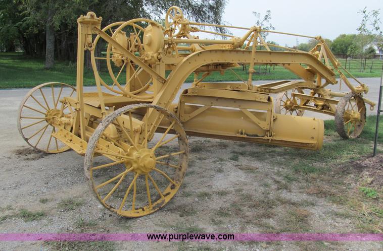 image for item E5551 Caterpillar pull type grader
