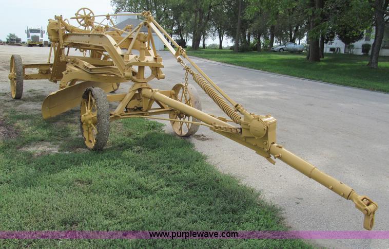 image for item E5551 Caterpillar pull type grader