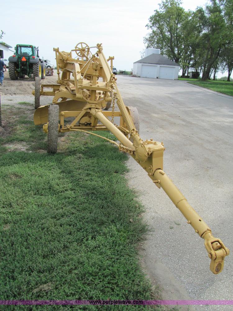 image for item E5551 Caterpillar pull type grader