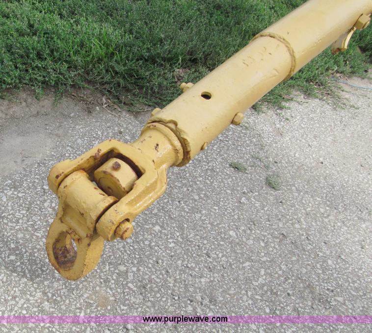 image for item E5551 Caterpillar pull type grader