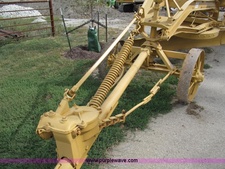 image for item E5551 Caterpillar pull type grader