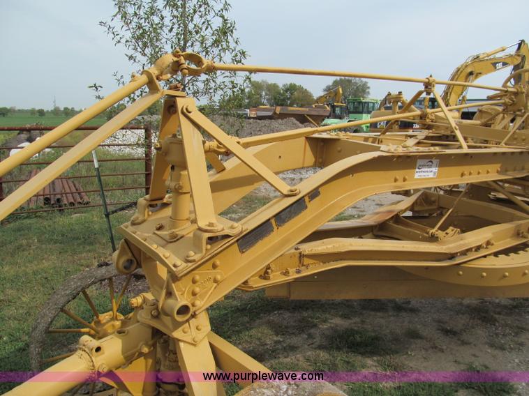 image for item E5551 Caterpillar pull type grader