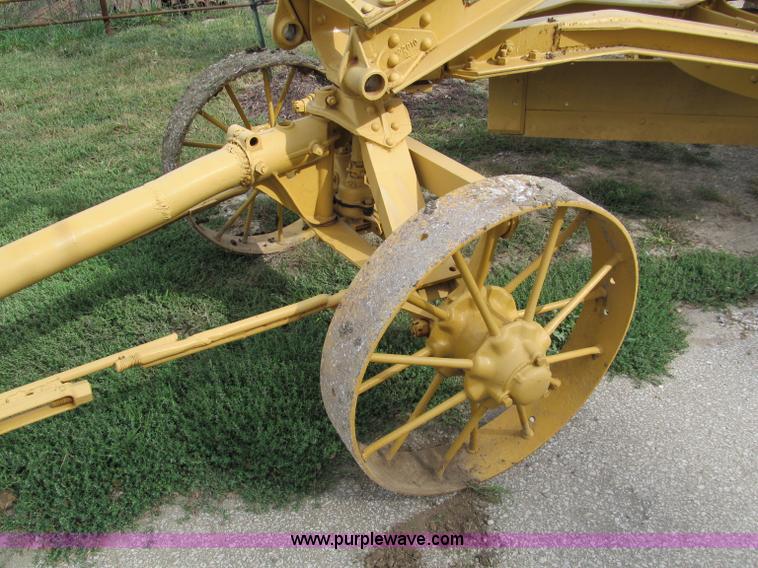 image for item E5551 Caterpillar pull type grader